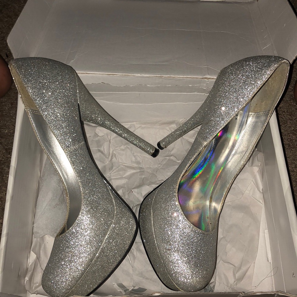 HEELS - Picture 2 of 5